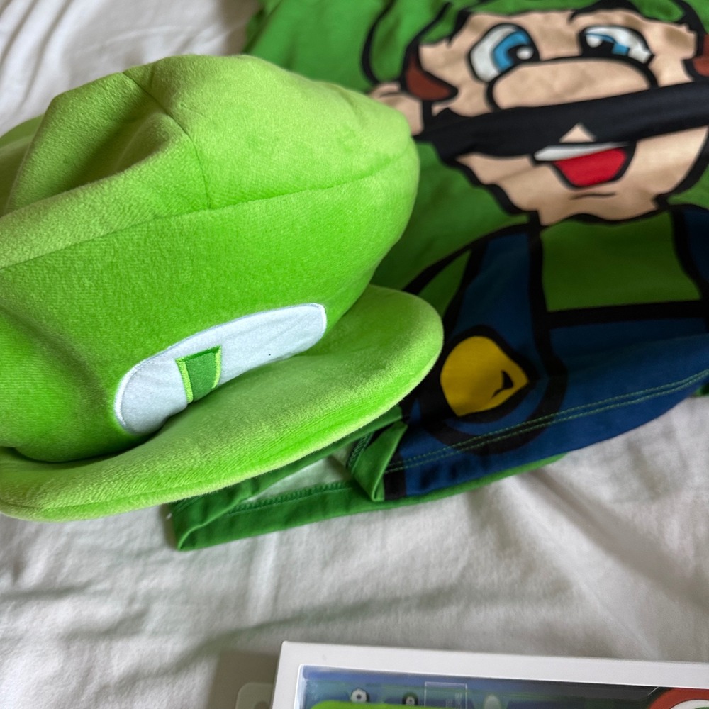 Super Nintendo World Luigi T-Shirt Men Large Graphic Bundle Bands Hat Yoshi - Picture 2 of 3